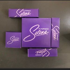 Selena make includes the brush